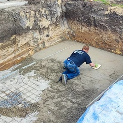 Stavba baz&eacute;nu