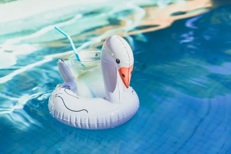 Plastov&eacute; baz&eacute;ny kostelec n&aacute;poje