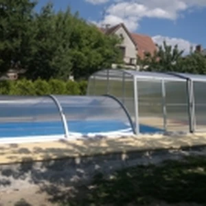 Atypické bazénové zastřešení Practic s vysokým segmentem Star