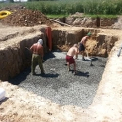 Stavba baz&eacute;nu