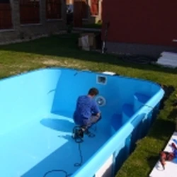 Instalace světel do baz&eacute;nu