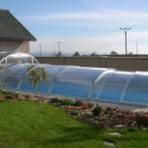 Atypické bazénové zastřešení Practic s vysokým segmentem Practic