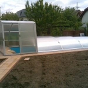 Atypické bazénové zastřešení Practic s vysokým segmentem Harmony